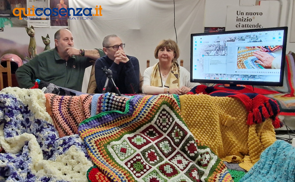 Cosenza: piazza Bilotti coperta di coperte, La Terra di Piero per combattere l'infibulazione 5 terra di piero infibulazero 03