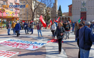 Cosenza, corteo contro all'autonomia differenziata: «effetti devastanti per la Calabria e il Sud» 56 Autonomia Diff Cosenza Corteo 02