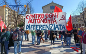 Cosenza, corteo contro all'autonomia differenziata: «effetti devastanti per la Calabria e il Sud» 53 Autonomia Diff Cosenza Corteo 03