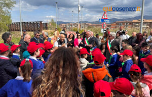 Aperto a bici e pedoni il vecchio ponte della ferrovia. Uniti i parchi “Nicholas Green” e “Robinson” - VIDEO 53 Bambini