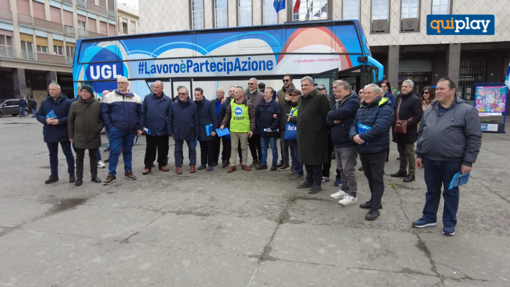 In piazza dei Bruzi a Cosenza il bus dell’Ugl per promuovere la partecipazione dei lavoratori 1 FOTO UGL