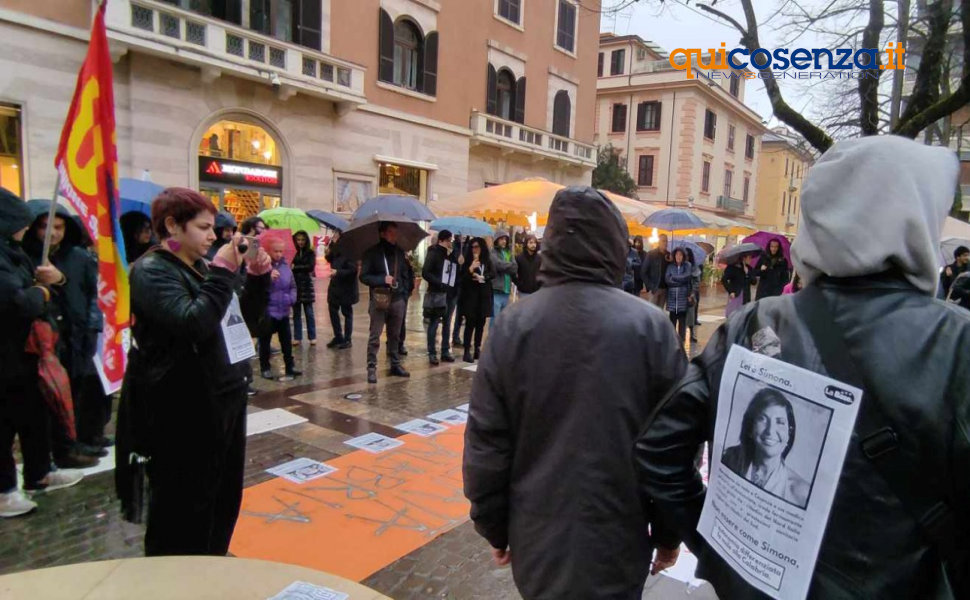 Cosenza, in Piazza XI Settembre manifestazione contro l'autonomia differenziata - FOTO 52 La Base autonomia sit it 01