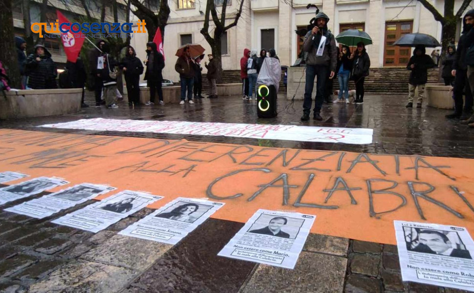 Cosenza, in Piazza XI Settembre manifestazione contro l'autonomia differenziata - FOTO 57 La Base autonomia sit it 02
