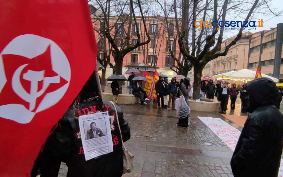 Cosenza, in Piazza XI Settembre manifestazione contro l'autonomia differenziata - FOTO 55 La Base autonomia sit it 04