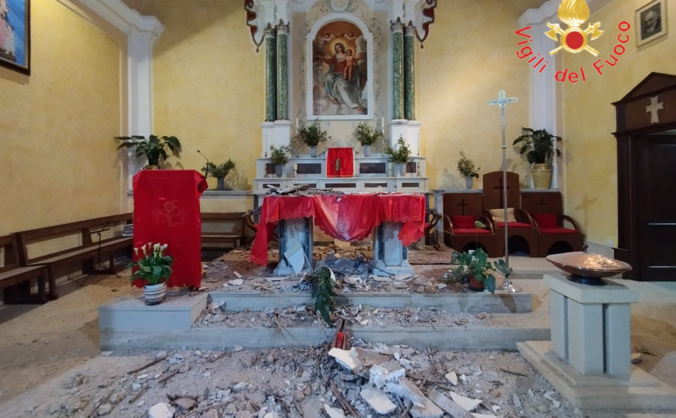 crollo tetto chiesa soccorso lamezia 01