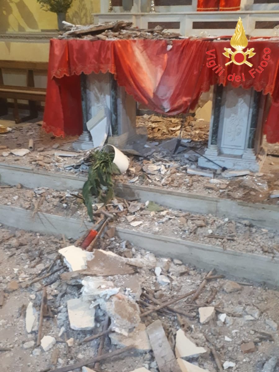 crollo tetto chiesa soccorso lamezia 02