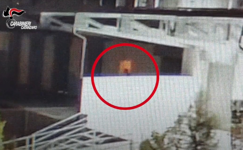 incendio capannone per assicurazione 01