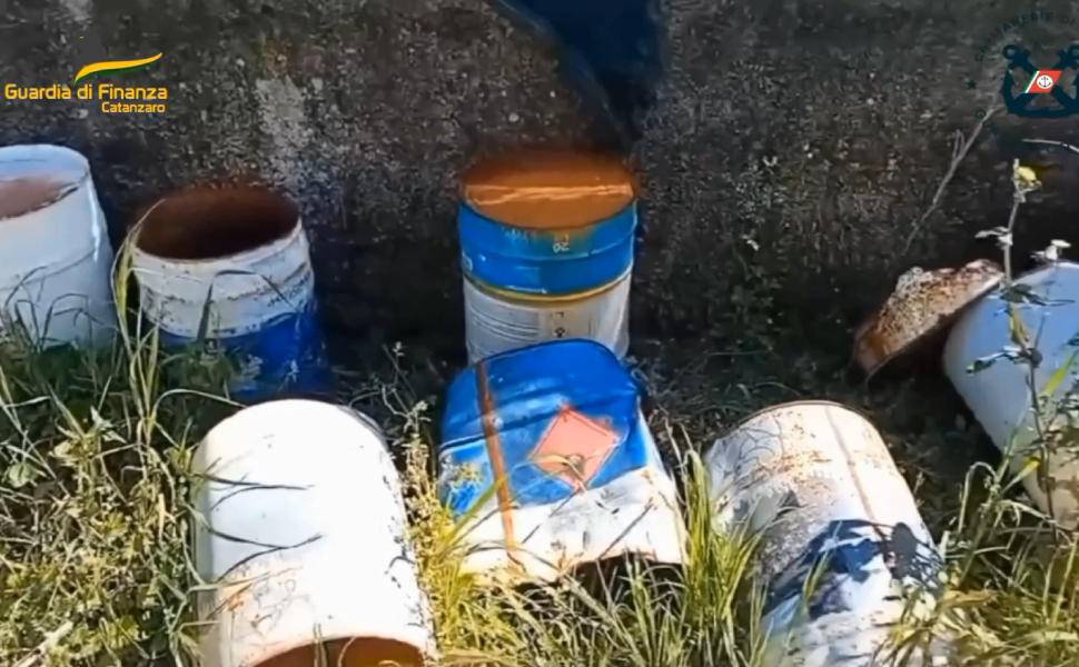 rifiuti speciali guardia finanza lametino