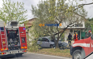 Auto contro albero Rende Statale 107 1