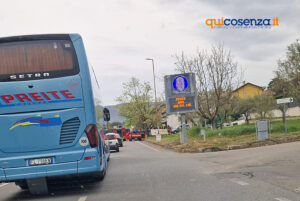 Auto contro albero rende_2