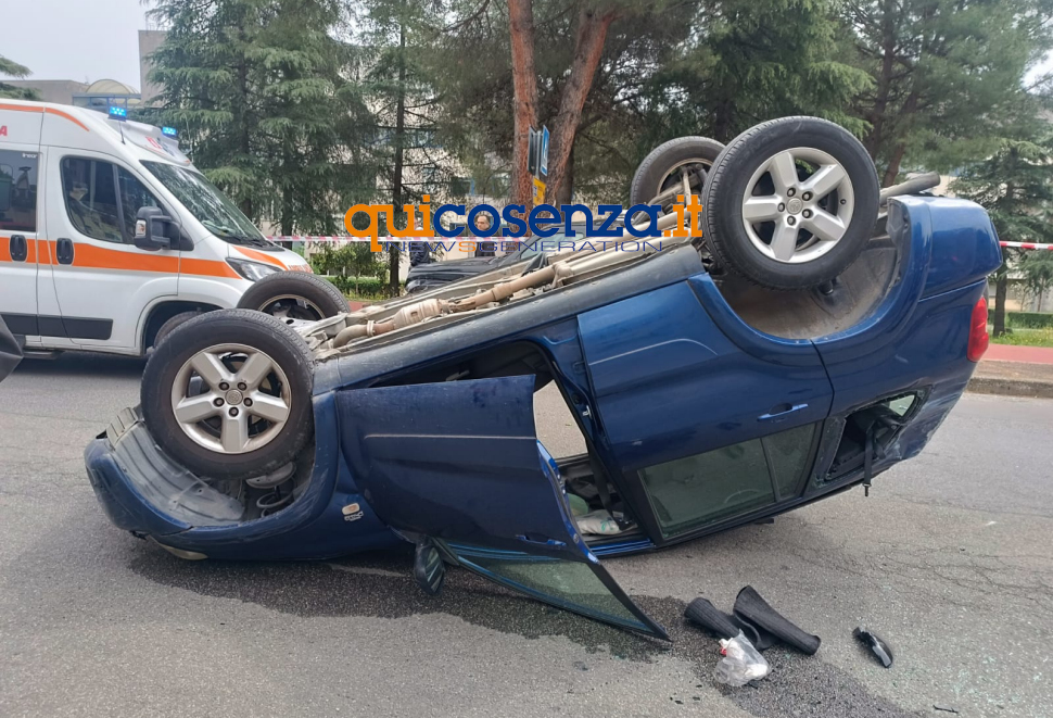 Altro incidente a Rende, scontro tra due auto: una si ribalta. Ferita una donna 53 Auto ribaltata Rende