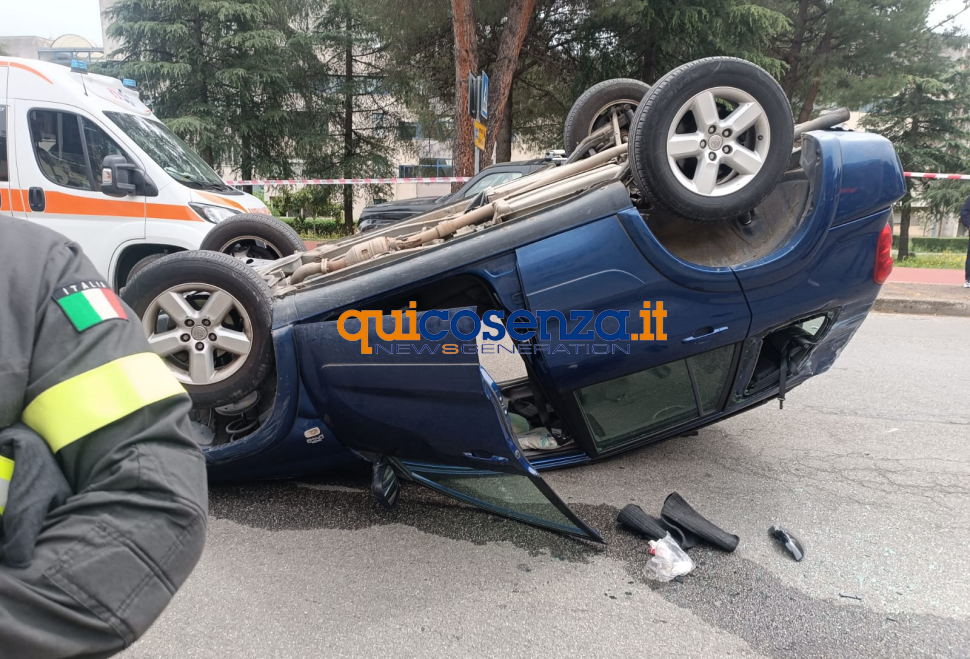 Auto-ribaltata-Rende2