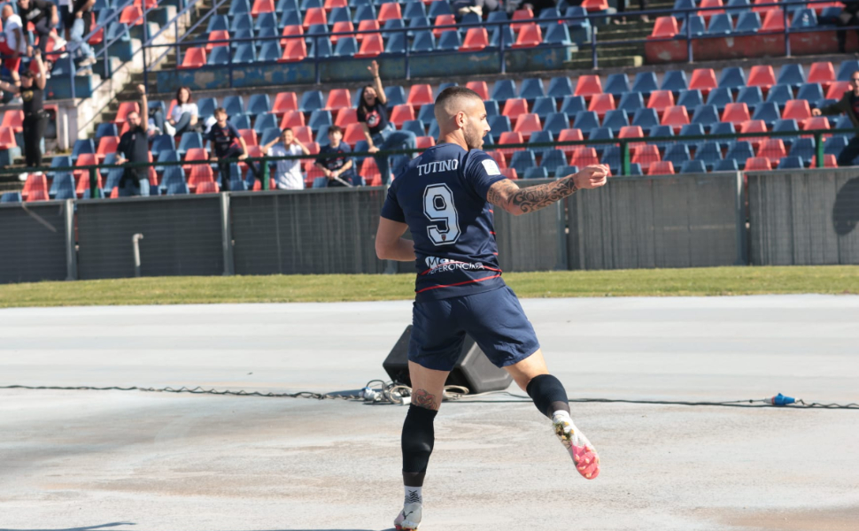 Altro poker del Cosenza. Bari battuto 4 a 1, i rossoblu si avvicinano alla salvezza 56 Cosenza calcio 3