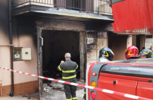 Incendio magazzino Spezzano Albanese2