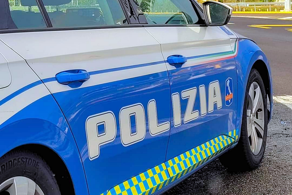 Nascondeva la pistola nel tubo di scarico di casa: 30enne dai domiciliari al carcere 51 Polizia auto3