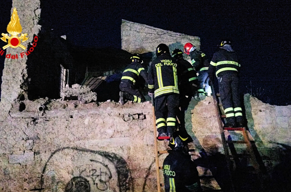 Vigili del fuoco Nuoro crollo