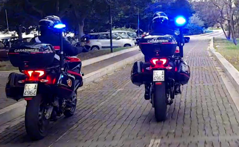Anziano derubato della pensione da due donne, un cittadino ne blocca una 51 carabinieri moto