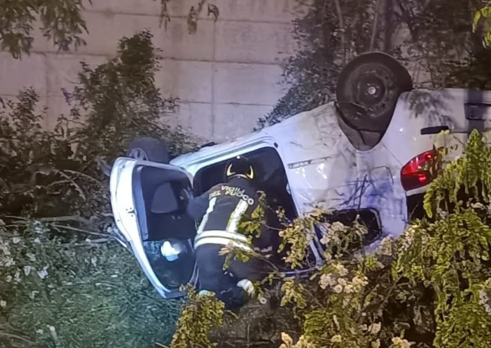 Terribile incidente nella notte: auto vola dal cavalcavia e cade a ridosso dei binari 51 crotone incidente