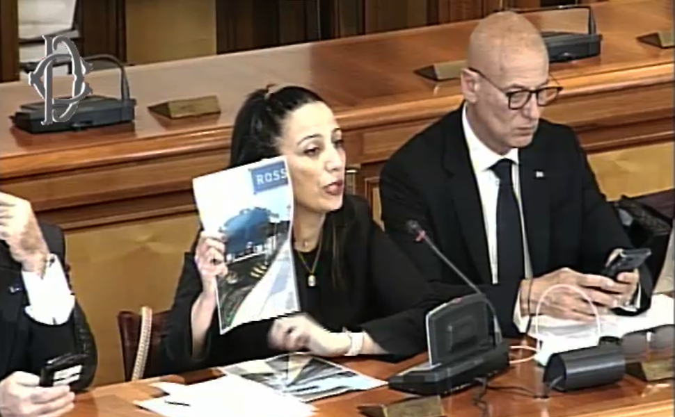 Elettrificazione ferrovia jonica, Scutellà mostra al Governo una foto della 'littorina' 51 scutellà littorina