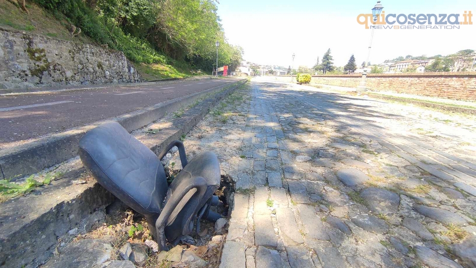 C'era una volta il Lungofiume: rifiuti, BoxArt usati come bivacchi e pista ciclabile abbandonata - FOTO 64 Lungofiume sporcizia