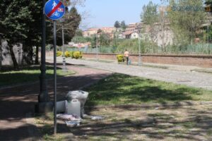 C'era una volta il Lungofiume: rifiuti, BoxArt usati come bivacchi e pista ciclabile abbandonata - FOTO 56 viabendicenti 17