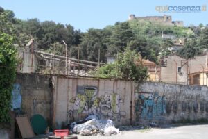 C'era una volta il Lungofiume: rifiuti, BoxArt usati come bivacchi e pista ciclabile abbandonata - FOTO 70 viabendicenti 18