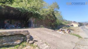 C'era una volta il Lungofiume: rifiuti, BoxArt usati come bivacchi e pista ciclabile abbandonata - FOTO 59 viabendicenti 3