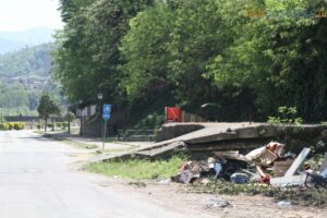C'era una volta il Lungofiume: rifiuti, BoxArt usati come bivacchi e pista ciclabile abbandonata - FOTO 60 viabendicenti 9