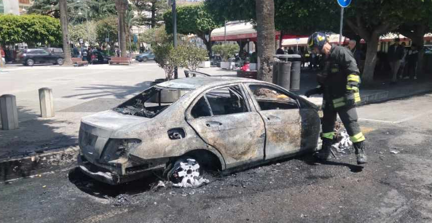 Auto prende fuoco, il conducente è riuscito a mettersi in salvo - FOTO 54 438312477 410758545067082 4400225760739264108 n 1 1