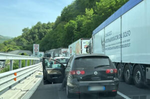 A2: mezzo pesante distrutto dalle fiamme tra Rogliano e Altilia. Traffico in tilt e code chilometriche - FOTO 52 A2 coda camion in fiamme