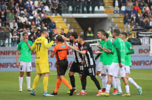 Eurogoal di Tutino, Ascoli battuto 1 a 0. Cosenza con la salvezza in tasca e un pensiero ai play-off 74 Ascoli Cosenza rigore concesso Var