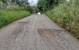 Cosenza: "strade abbandonate nelle frazioni, piene di buche e voragini". La minoranza incalza il Comune 53 Buche strade frazioni Cosenza2