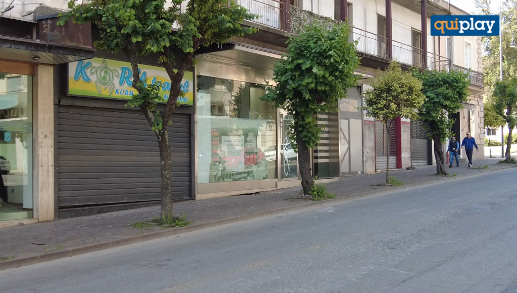 Crisi del commercio a Cosenza: in centro città ben 35 negozi hanno abbassato le saracinesche 1 FOTO COMMERCIO