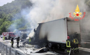A2: mezzo pesante distrutto dalle fiamme tra Rogliano e Altilia. Traffico in tilt e code chilometriche - FOTO 55 Incendio mezzo pesante A2 Rogliano_1