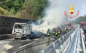 A2: mezzo pesante distrutto dalle fiamme tra Rogliano e Altilia. Traffico in tilt e code chilometriche - FOTO 56 Incendio mezzo pesante A2 Rogliano_2
