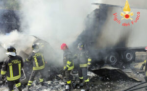 A2: mezzo pesante distrutto dalle fiamme tra Rogliano e Altilia. Traffico in tilt e code chilometriche - FOTO 57 Incendio mezzo pesante A2 Rogliano_3