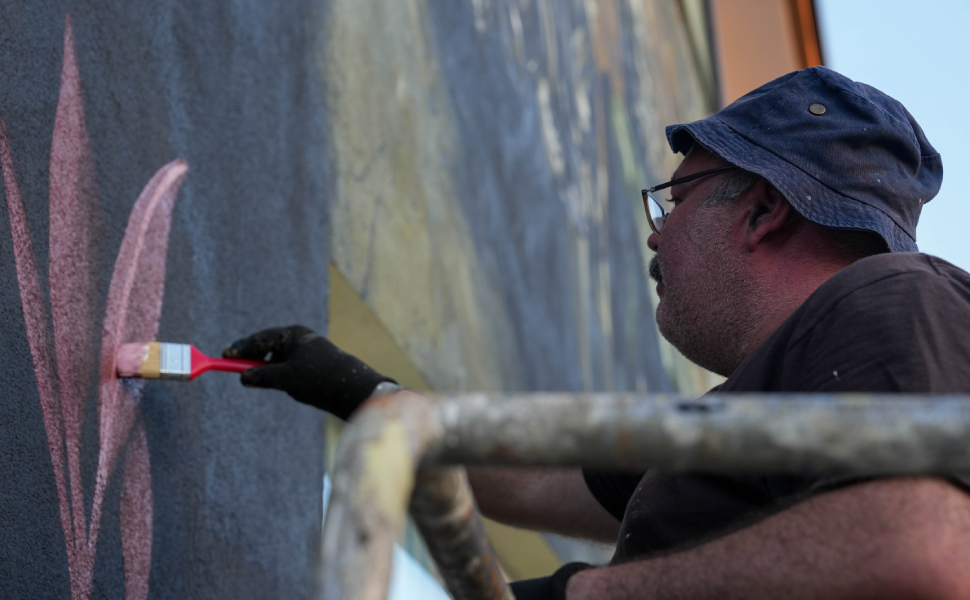 Kraser al lavoro su un'opera