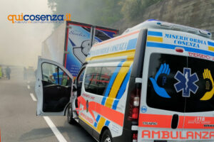 A2: mezzo pesante distrutto dalle fiamme tra Rogliano e Altilia. Traffico in tilt e code chilometriche - FOTO 53 Mezzo pesante in fiamme A2 Rogliano 1