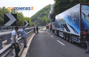 A2: mezzo pesante distrutto dalle fiamme tra Rogliano e Altilia. Traffico in tilt e code chilometriche - FOTO 54 Mezzo pesante in fiamme A2 Rogliano 2