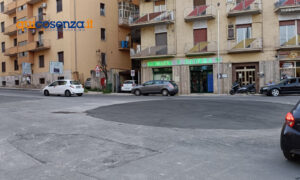 La segnalazione - caos e traffico impazzito in centro a Cosenza "oltre 40 minuti per percorrere Via Roma" 52 Rotonda viale della Repubblica Cosenza1