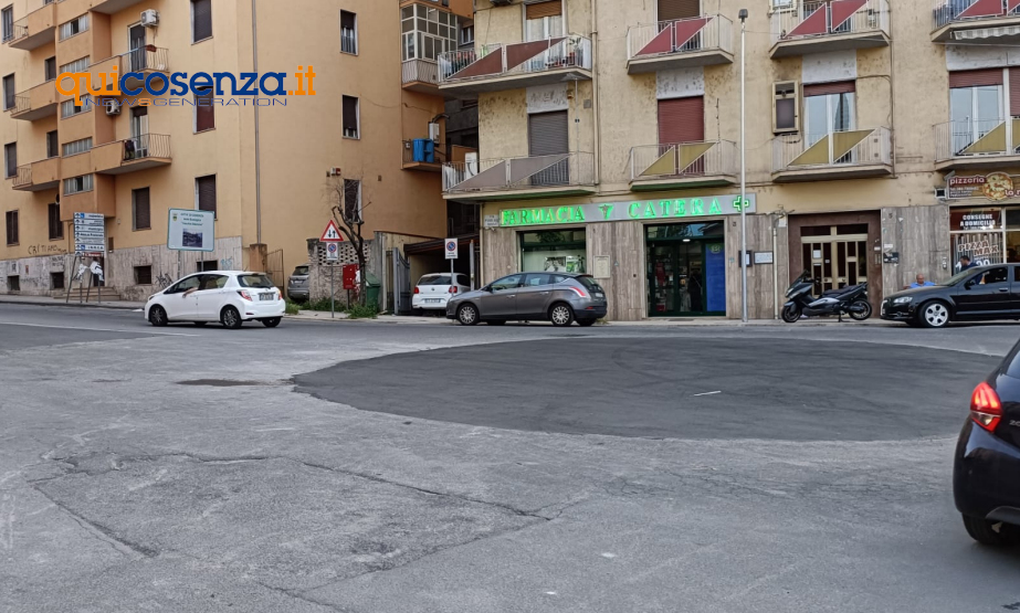 Rotonda viale della Repubblica Cosenza1