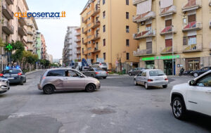 La segnalazione - caos e traffico impazzito in centro a Cosenza "oltre 40 minuti per percorrere Via Roma" 55 Rotonda viale della Repubblica Cosenza2