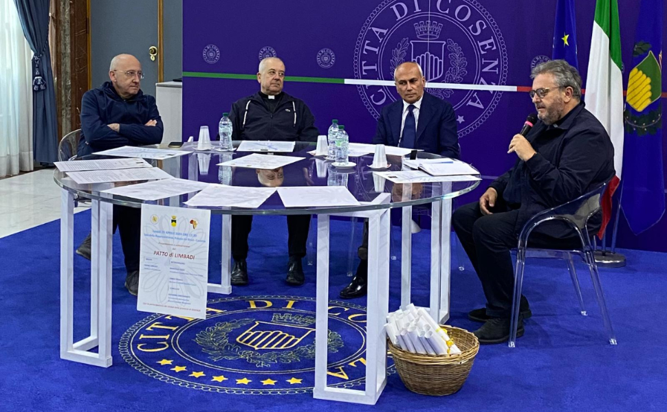 Sindaco-Cosenza-e-Don-Ennio-Stamile