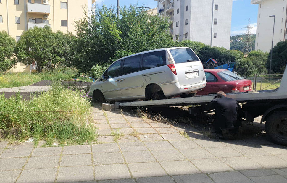 auto abbandonata Cosenza nuova 2