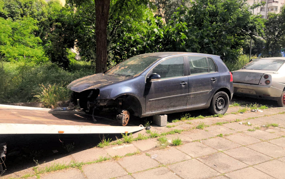 auto abbandonata Cosenza nuova1