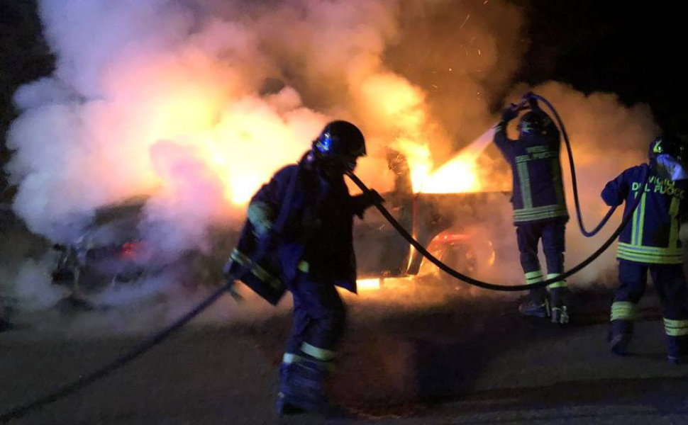 auto incendiata vigili fuoco generico