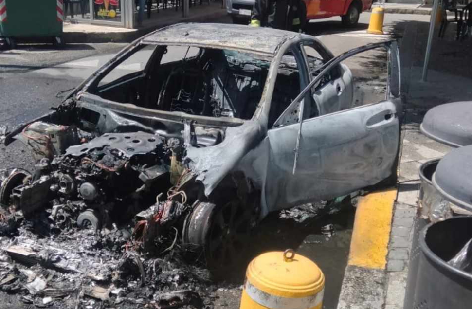 Auto prende fuoco, il conducente è riuscito a mettersi in salvo - FOTO 53 auto incendio