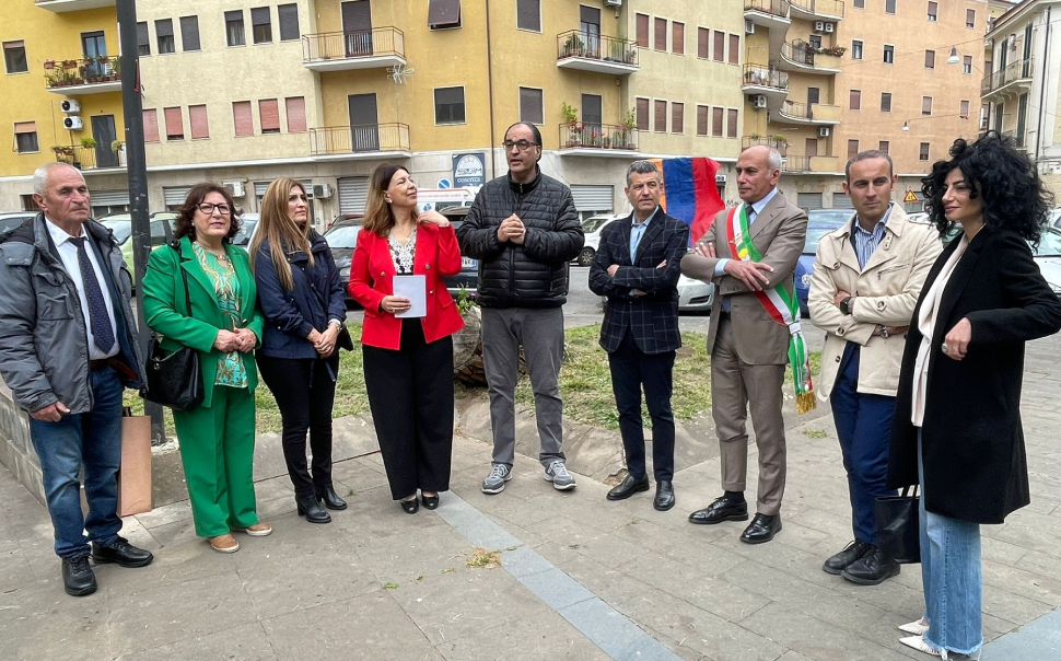 il Sindaco Franz Caruso con i partecipantio alla cerimonia 1
