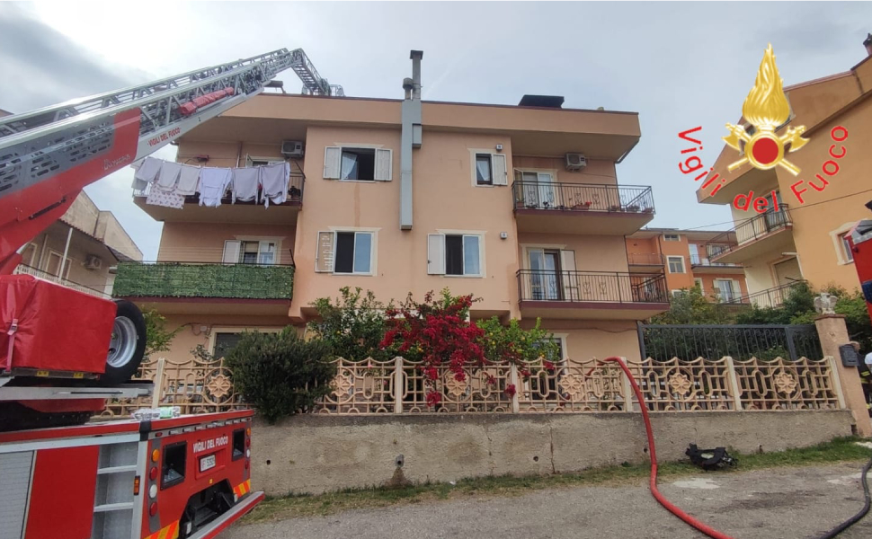 incendio deposito mansarda cropani 02