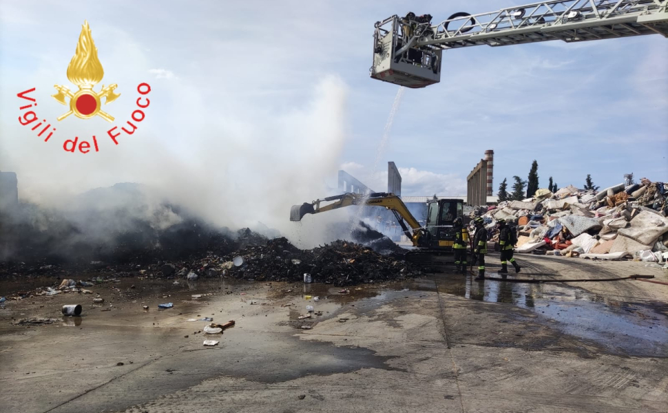 Fiamme nella notte in una ditta per lo smaltimento dei rifiuti - VIDEO 5 incendio lamezia rifiuti 01